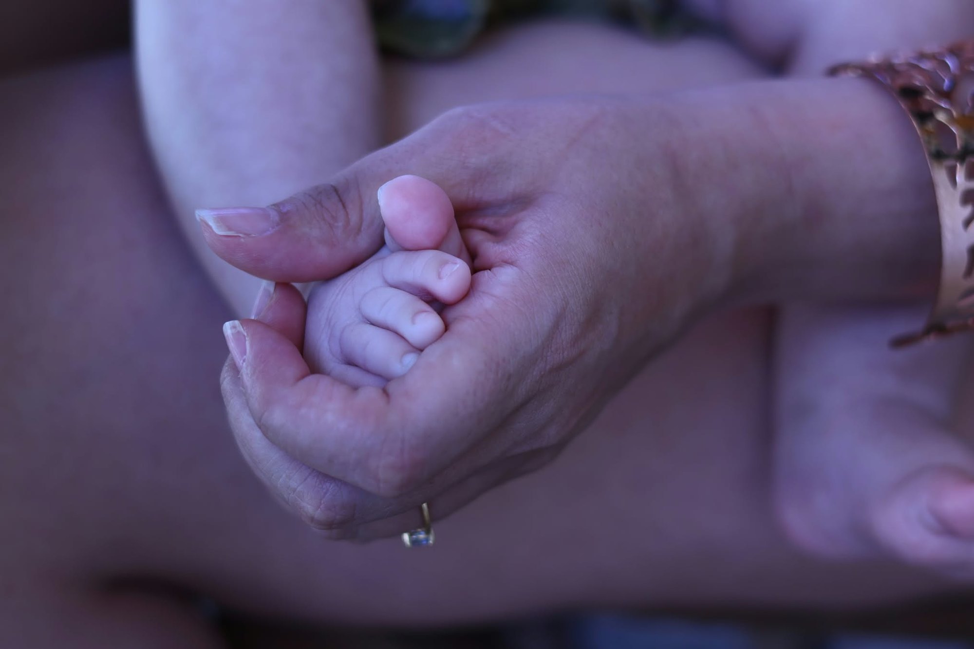 Main adulte tenant la main d’un bébé