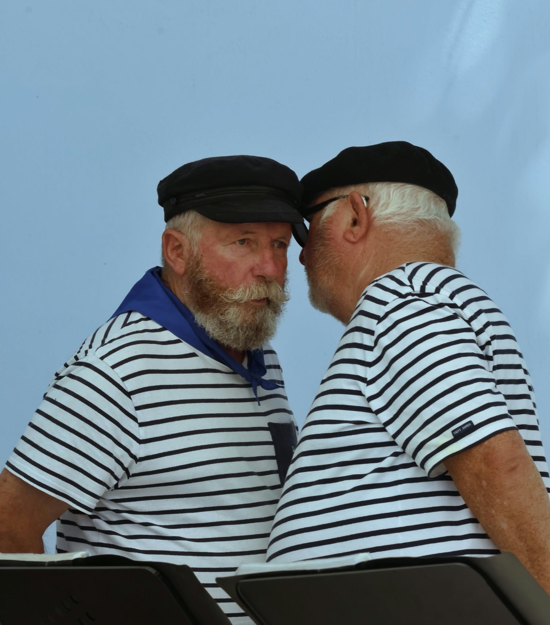 Deux hommes en marinières