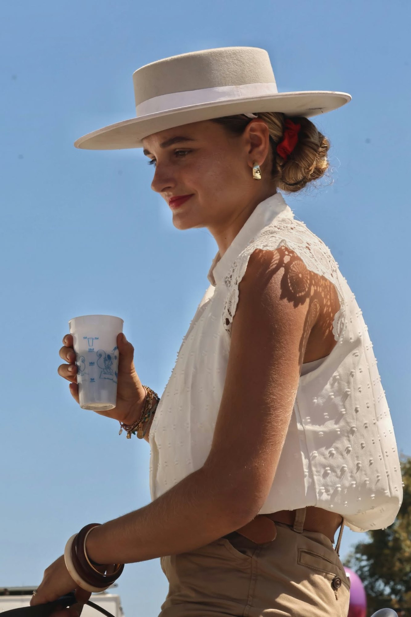 Portrait d’une femme au chapeau blanc