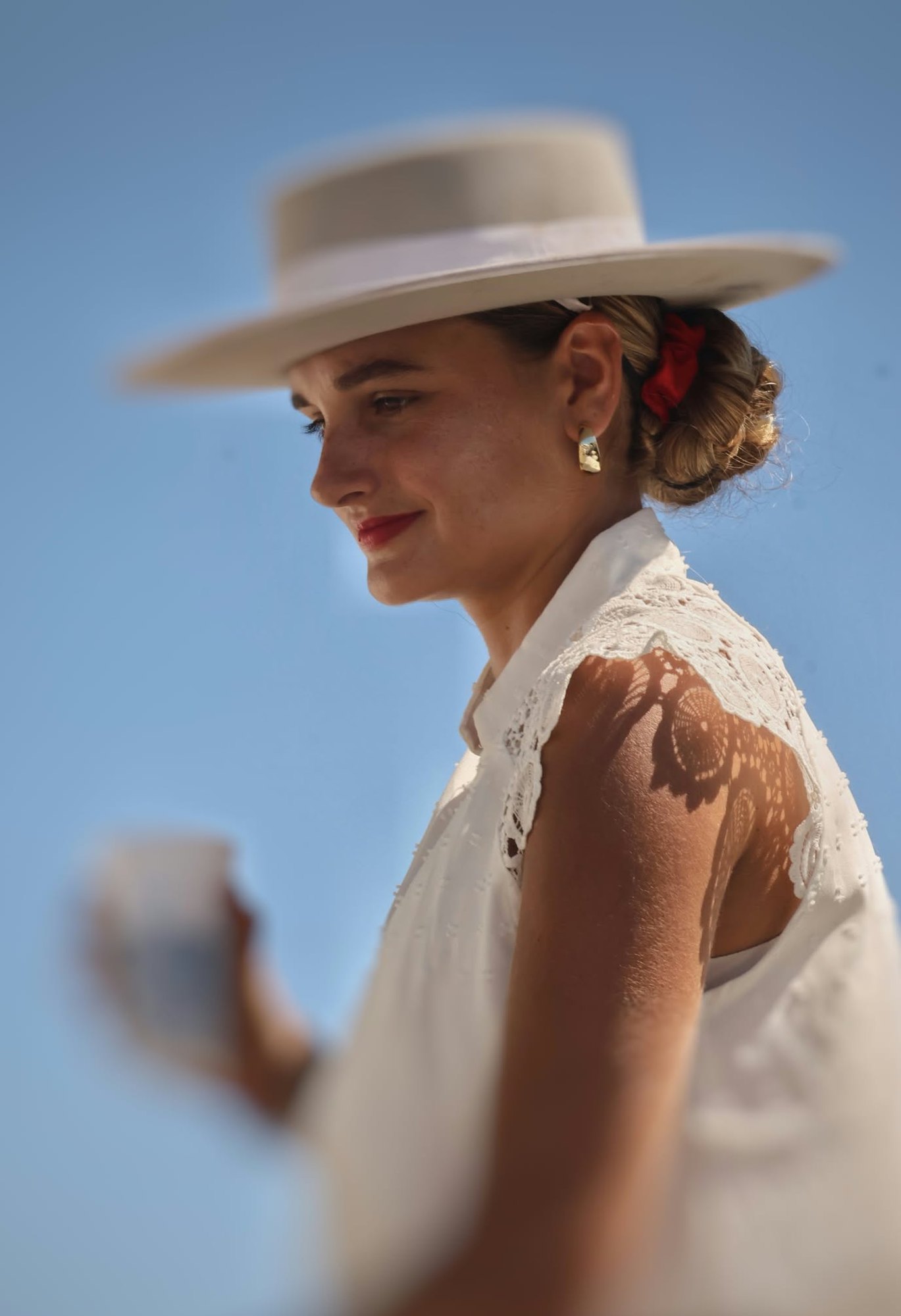 Portrait lumineux d’une femme au chapeau