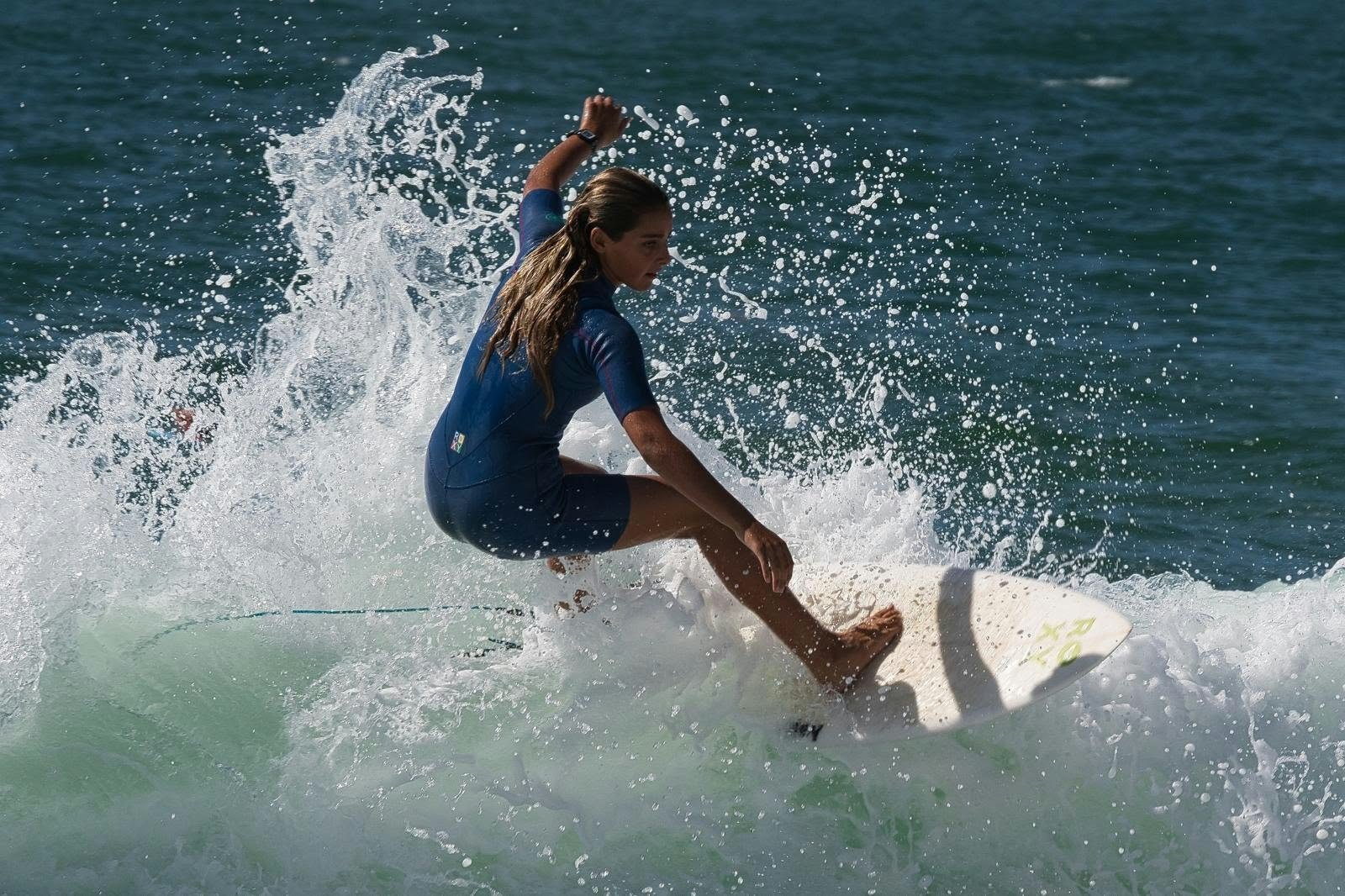 Surfeuse en pleine manœuvre au milieu des embruns