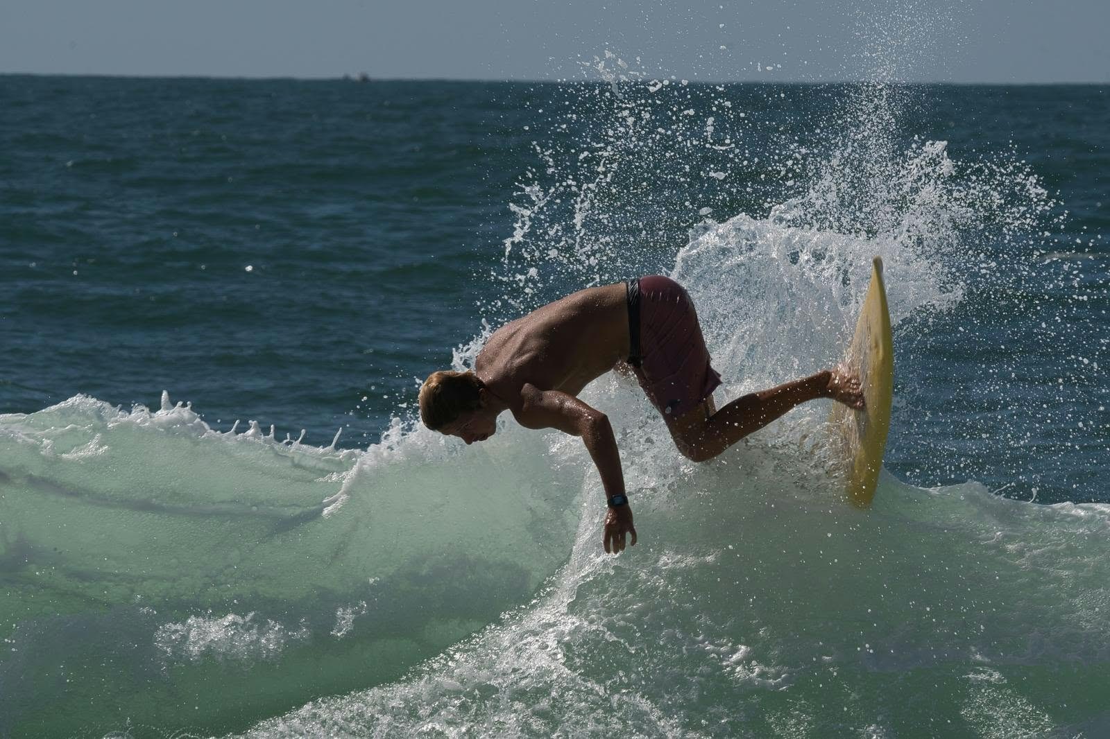 Surfeur en mouvement sur une vague de l’Atlantique