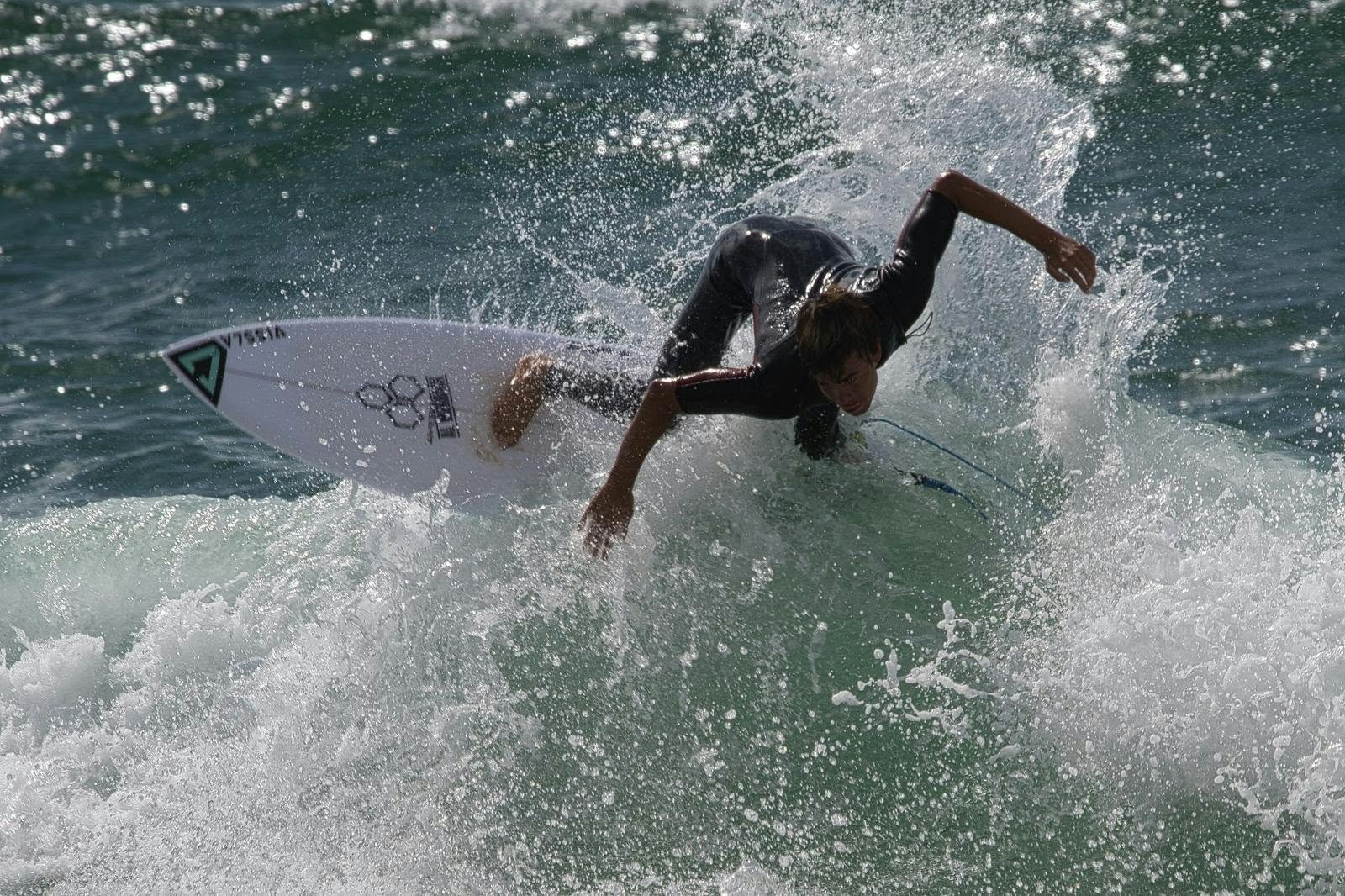 Surfeur réalisant une figure dans les projections d’eau